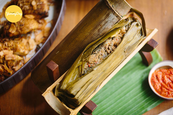 Thành phẩm món gà nướng ống tre trên đĩa