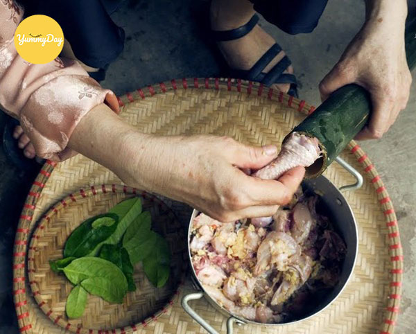 Gà sau khi bỏ vào ống tre sẵn sàng nướng