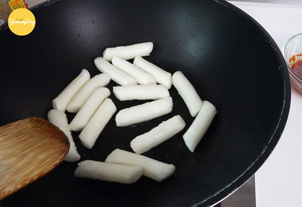 Bạn cho bánh gạo vào chảo rồi chiên sơ qua