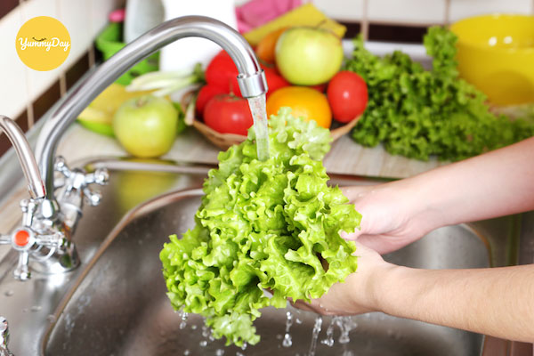 Rau xà lách đem rửa sạch với nước rồi để ráo