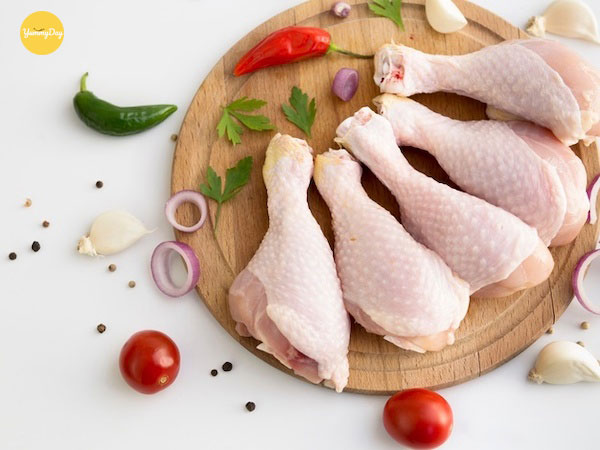 Lựa chọn những cánh gà và đùi gà tươi ngon