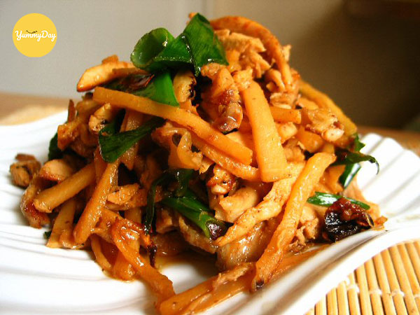 Thực hiện món gà xào măng thôi nào