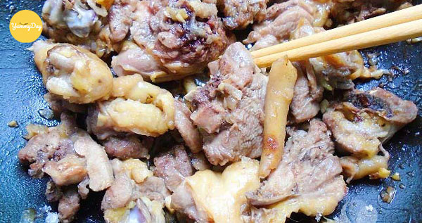 Tiến hành xào thịt gà