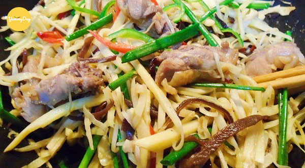Món gà xào măng sắp hoàn thành rồi
