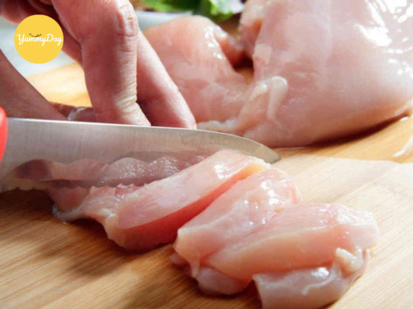 Thái thịt gà thành từng lát