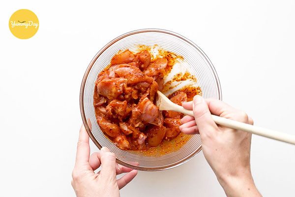 Tiến hành ướp thịt gà