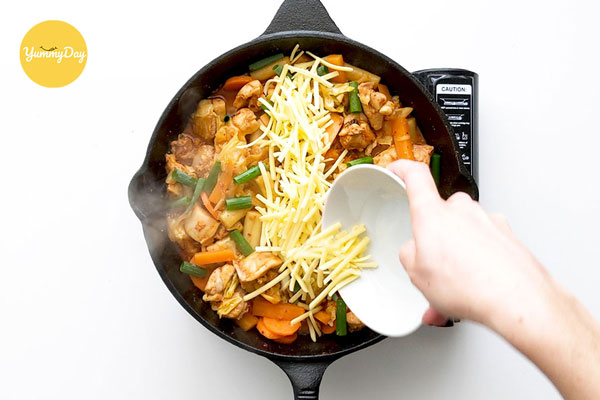 Rắc phô mai lên món ăn