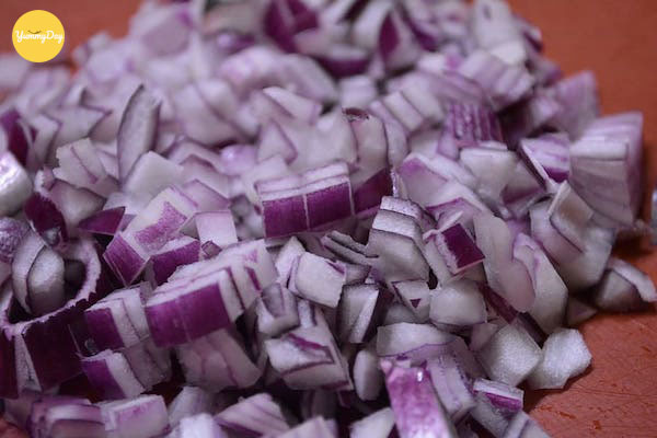 Băm nhỏ hành tím nhé!