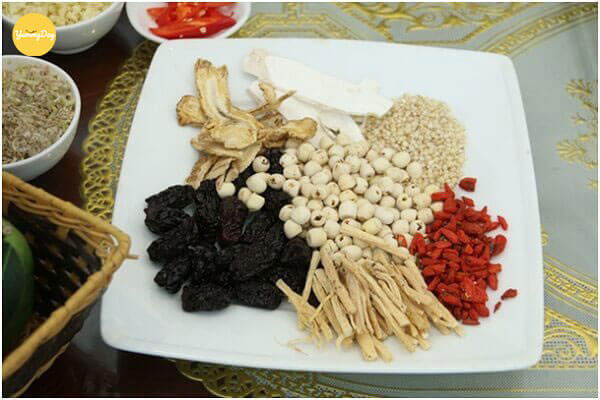 Hầm lửa nhỏ sau đó cho các nguyên liệu thuốc bắc vào