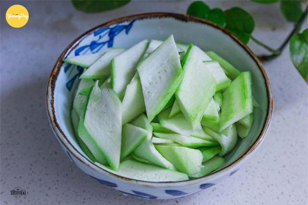 Mướp thái miếng vừa ăn