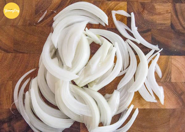 Hành tây thái lát vừa ăn