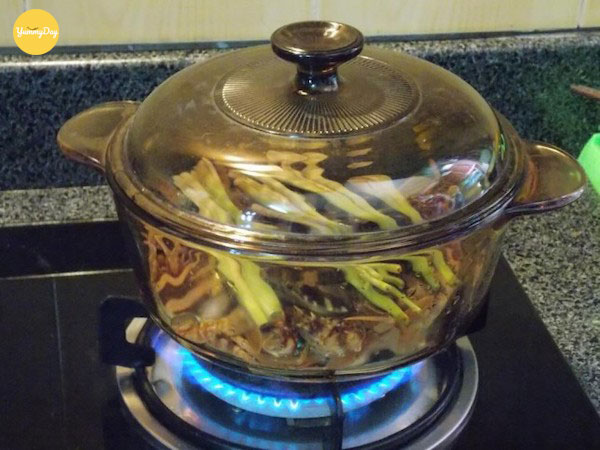 Hấp ghẹ cùng bia và sả cho đến khi ghẹ chuyển sang màu đỏ đẹp mắt