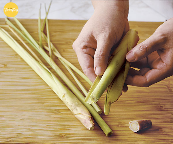 Lột lớp vỏ bên ngoài của sả