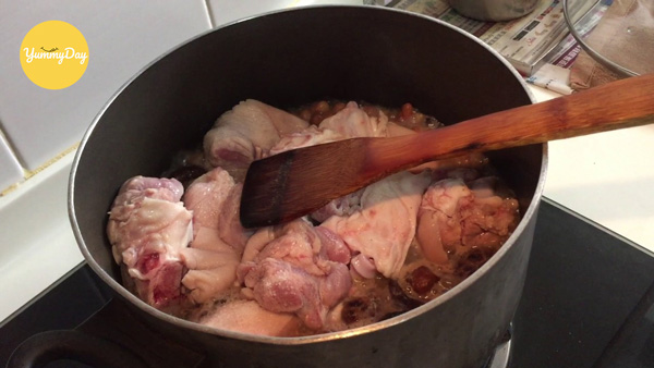 cho giò heo vào xào sơ trước