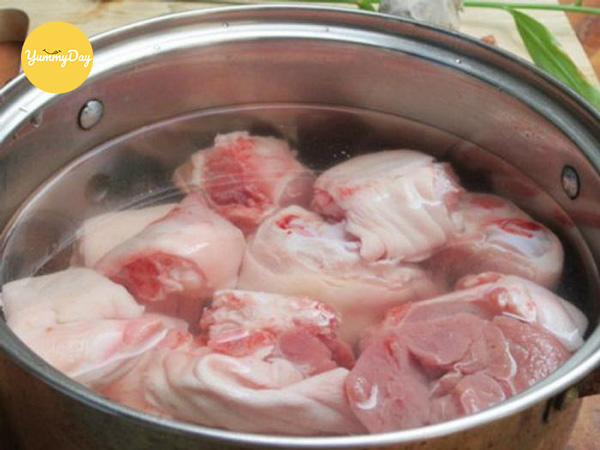 Giò heo đem luộc sơ với nước muối loãng
