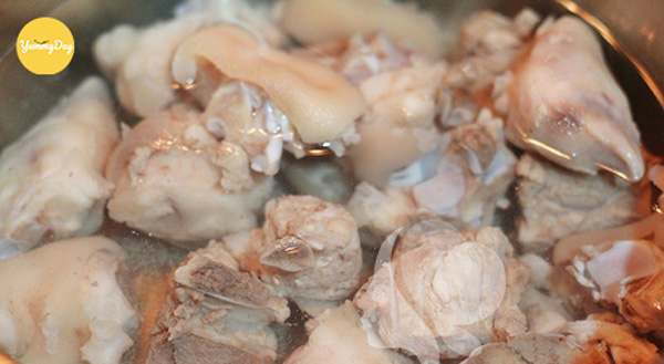 Tiến hành nấu giò heo