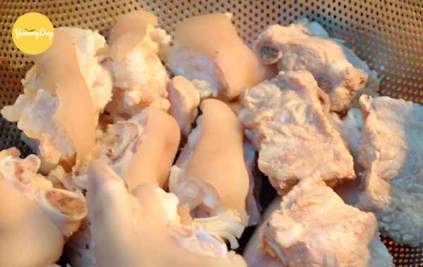 Vớt giò heo ra để ráo