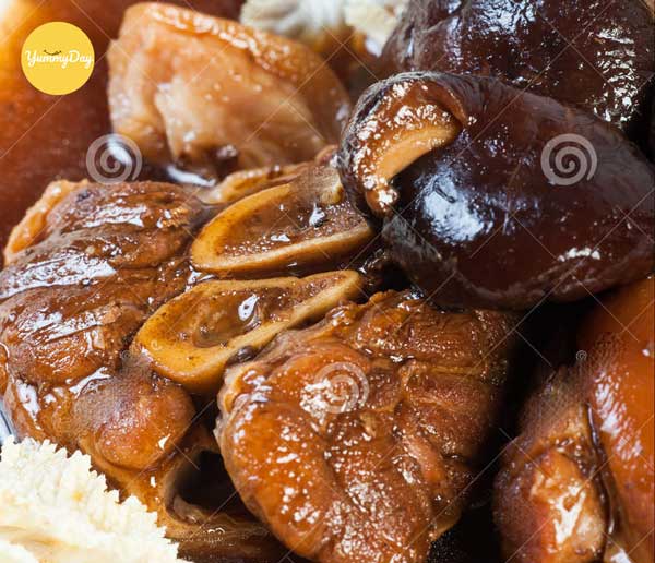 Giò heo hầm nấm đông cô thơm ngon không thể chối từ