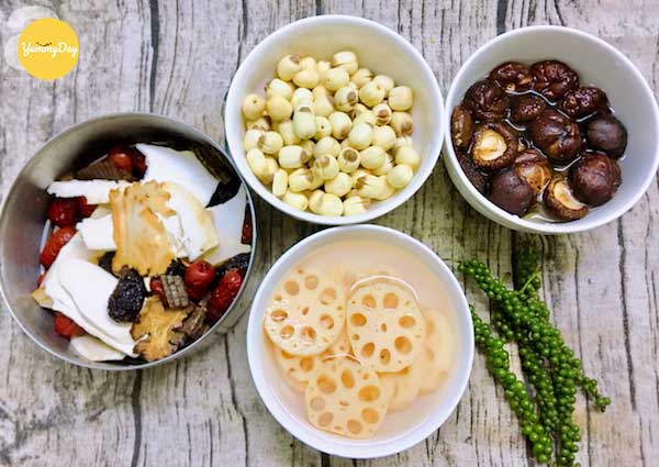 Chuẩn bị đầy đủ các loại củ, hạt cho món ăn
