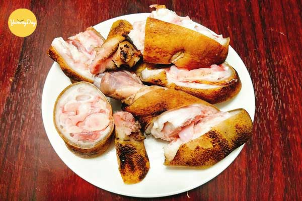 Hơ lửa cho giò heo cháy xén, chặt khúc vừa ăn