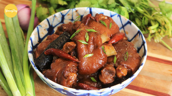 Cách làm giò heo kho sả ớt cũng rất đơn giản