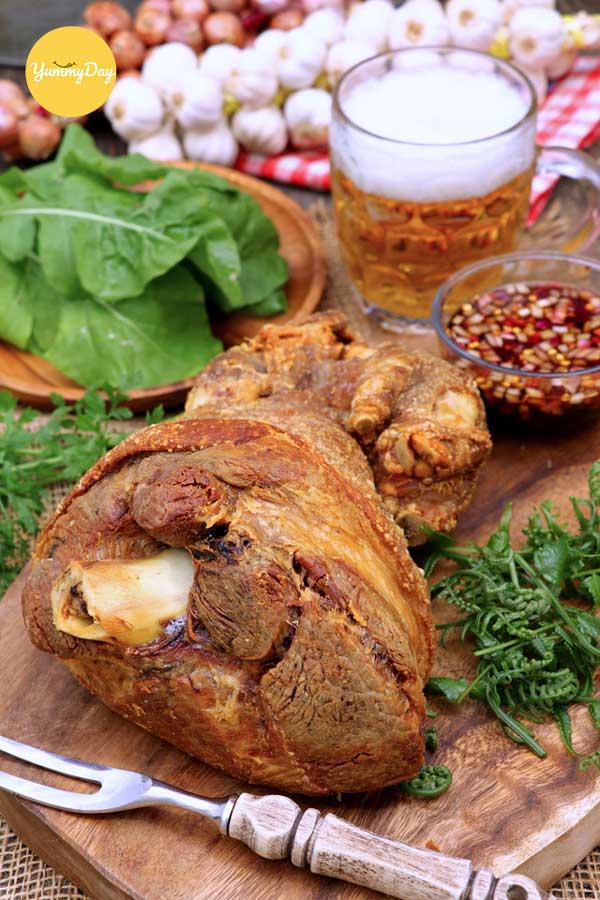 Trang trí và thưởng thức món Giò heo muối chiên giòn