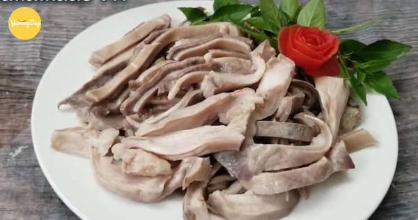 Thái miếng sau khi luộc bao tử heo