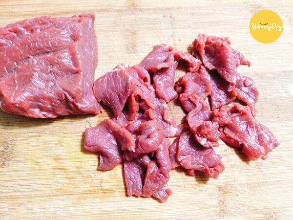 Thịt bò rửa sạch, thái lát mỏng