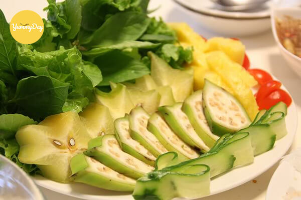 Khế và chuối thái xong ngâm trong bát nước chanh loãng