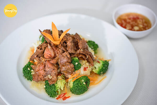 Dĩa gỏi bò cực kỳ hấp dẫn với màu sắc tươi xanh của rau củ