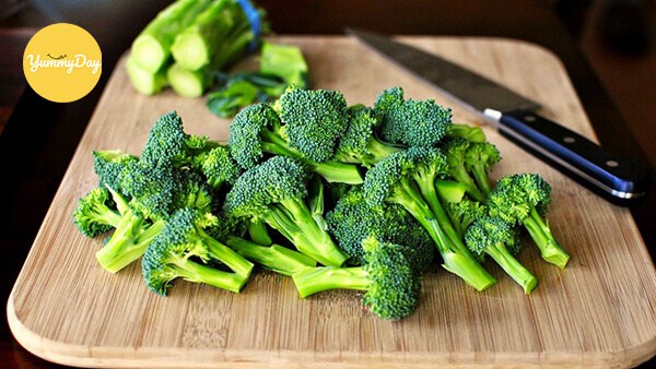 Bông cải xanh cắt vừa ăn, rửa sạch với nước muối loãng