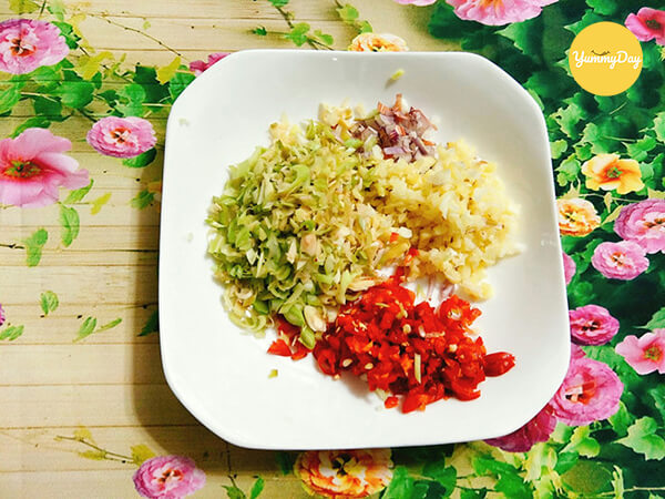Tỏi, ớt băm nhỏ trộn đều với nhau