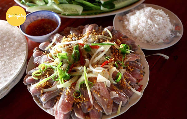Món gỏi cá trích đã sẵn sàng phục vụ