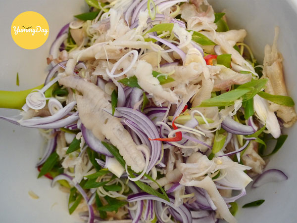 Đem trộn hành tây với chân gà rút xương