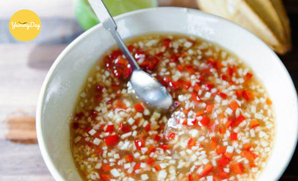 Pha nước chấm tỏi ớt chua ngọt