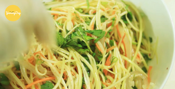 Trộn đều xoài xanh với da heo
