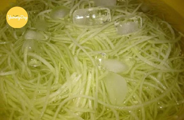 Đu đủ được ngâm vào nước đá để giữ độ giòn tan