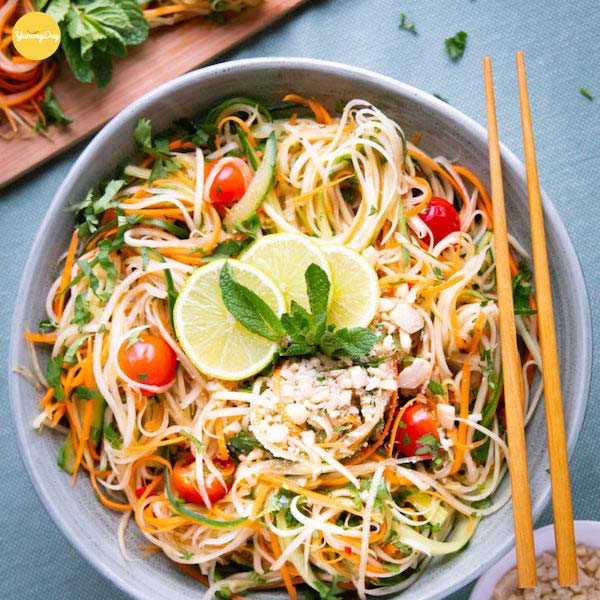 Hoàn thành món gỏi đu đủ Thái chay