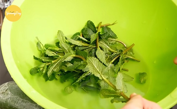 Rửa sạch rau quế
