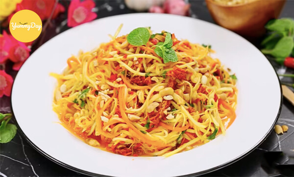 Gỏi xoài xanh khô bò là món ăn ngon trong bữa cơm gia đình