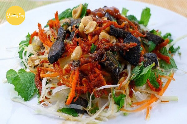 Gỏi tôm khô bò có vị cay cay của khô bò và ngọt ngọt của tôm