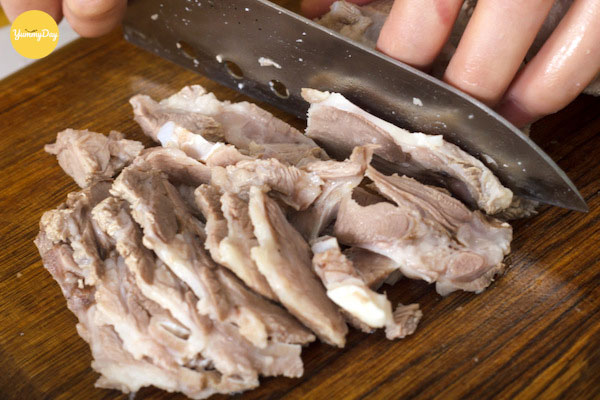 Dùng dao cắt lưỡi heo thành từng miếng mỏng vừa ăn