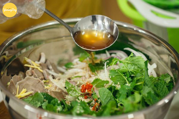Trộn gỏi lưỡi heo