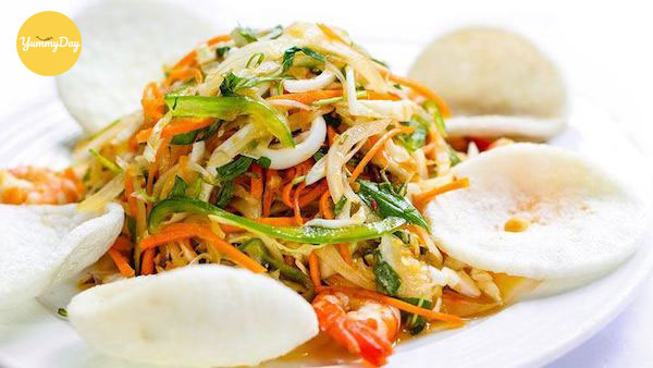 Gỏi mực Thái Lan ngon hơn khi ăn kèm với bánh phồng tôm