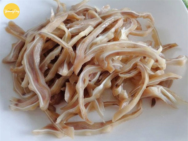Tai heo sau khi luộc được thái sợi