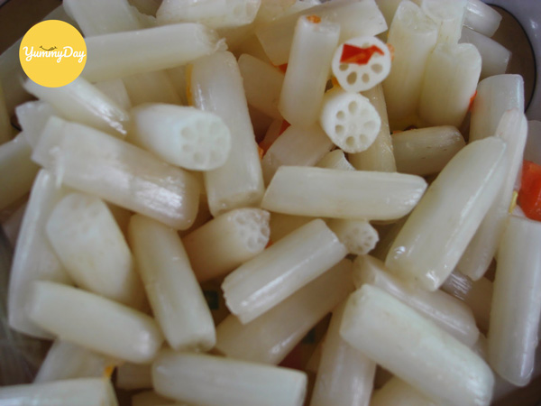 Rửa sạch ngó sen và để ráo