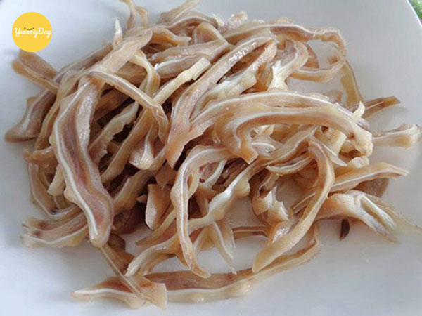 Luộc tai heo và cắt thành sợi mỏng