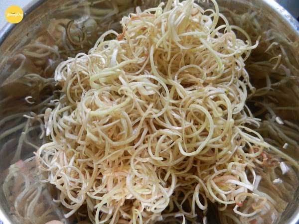 Hoa chuối thì thái nhỏ rồi rửa sạch