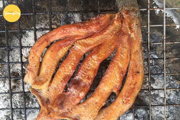 Đem khô cá lóc nướng trên bếp