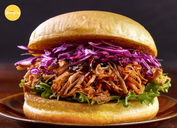 Thưởng thức chiếc bánh hamburger heo xé sợi cực ngon
